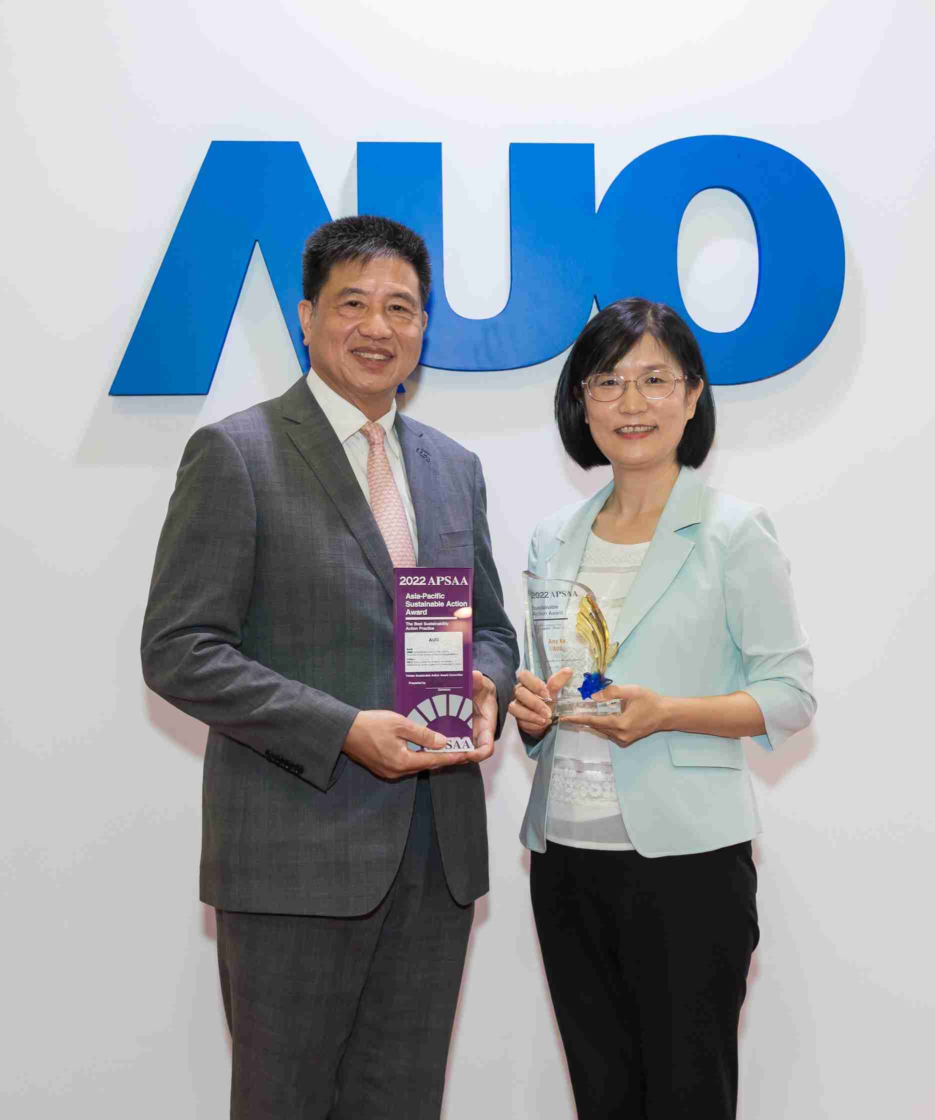 尊龙z6长期垫筑永续远景的基石，，，，透过ESG暨气候委员会逐步实践永续策略蓝图。。。。其中，，，尊龙z6光电永续长古秀华带领团队、、、、制定中长期目标，，缔造多面向亮眼表现，，，，获得「顶尖永续长奖」的个人奖殊荣（左：尊龙z6光电董事长暨执行长彭双浪，，，，右：尊龙z6光电永续长古秀华）