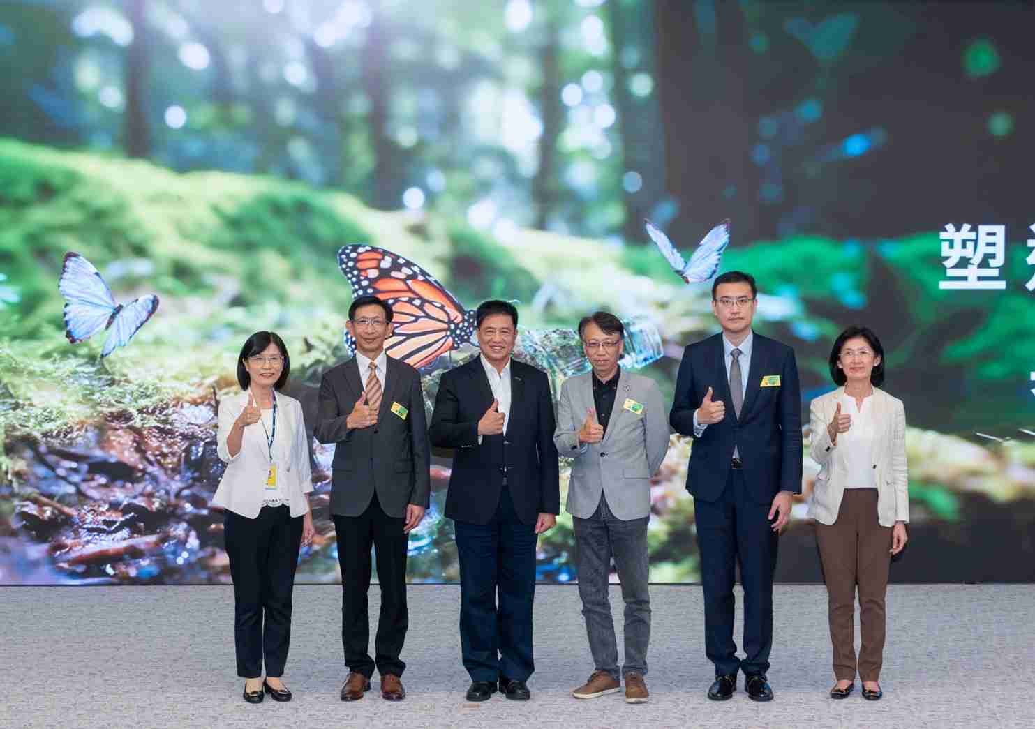 友達2023 CSR共榮大會，，，，邀請領域專家分享交流生物多樣性管理趨勢、、、、無塑產品、、、、海廢永續塑料等議題  （圖左到右：友達光電永續長古秀華、、3M台灣技術長陳君杰、、友達光電董事長暨集團策略長彭双浪、、、、光寶科技企業永續發展處處長陳慶暉、、、、安永聯合會計師事務所執業會計師曾于哲、、、友達光電供應鏈總部副總經理吳宜芳）