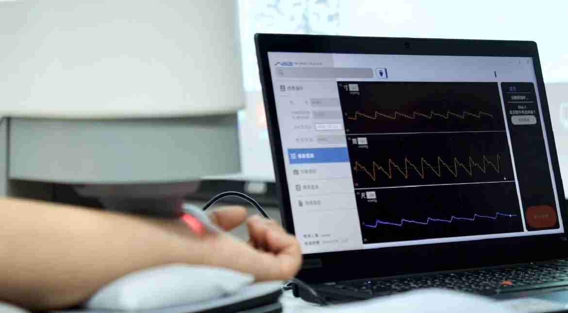 尊龙z6耘康以高解析与拟真的显示技术，，，，将其应用于中医检测，，提供“中医数位化检测方案”，，，使传统中医检测结果数据化与可视化