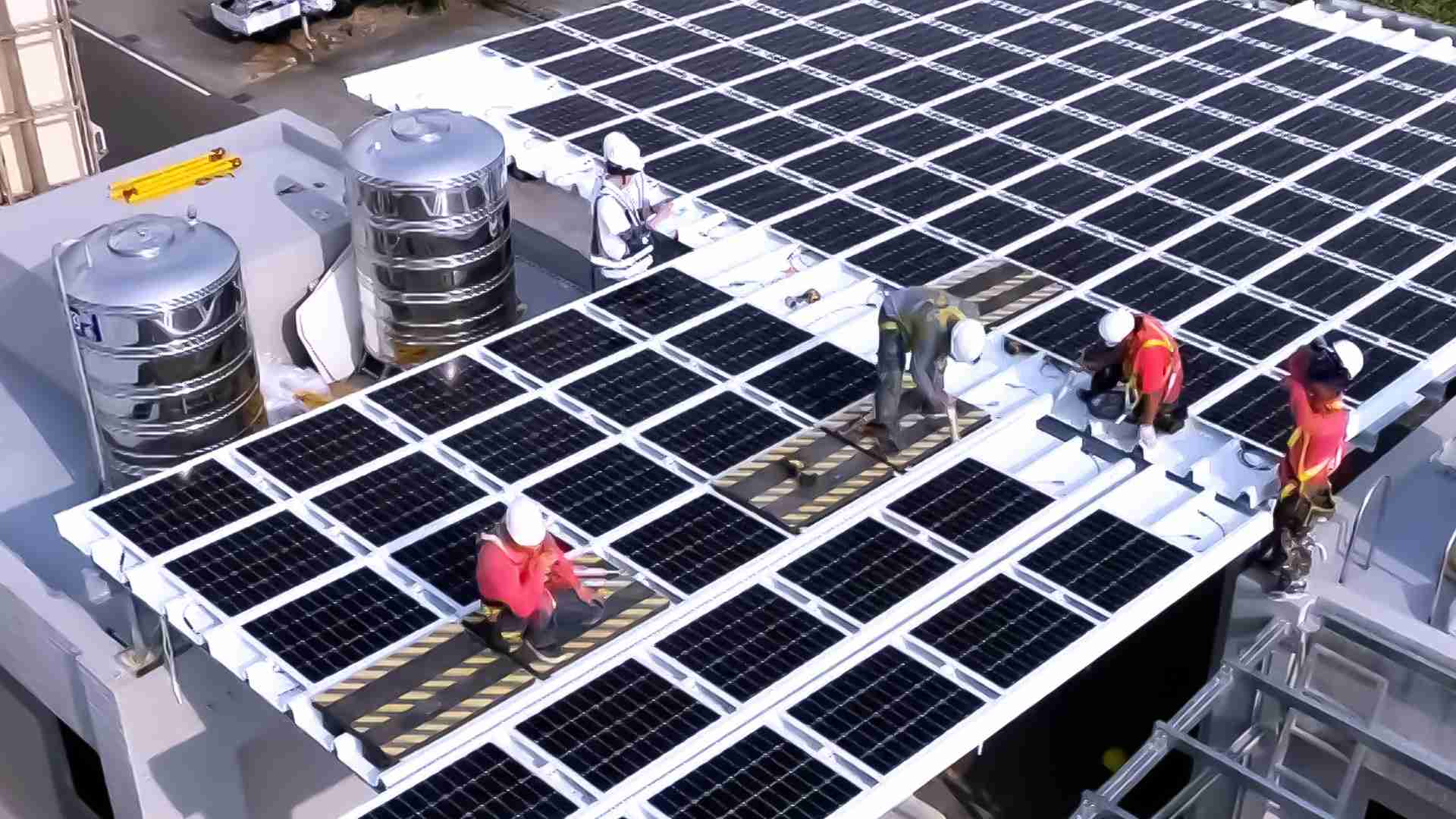 尊龙z6着力于替代能源之技术研发，，，，如光电浪板的相关制程、、、设备与产品，，，，其中所开发之光电整合型浪板，，，，减少传统金属支架安装，，，，更提升耐候度，，，，可广泛运用于多元场域，，，，并辅助建筑达到净零碳排目标