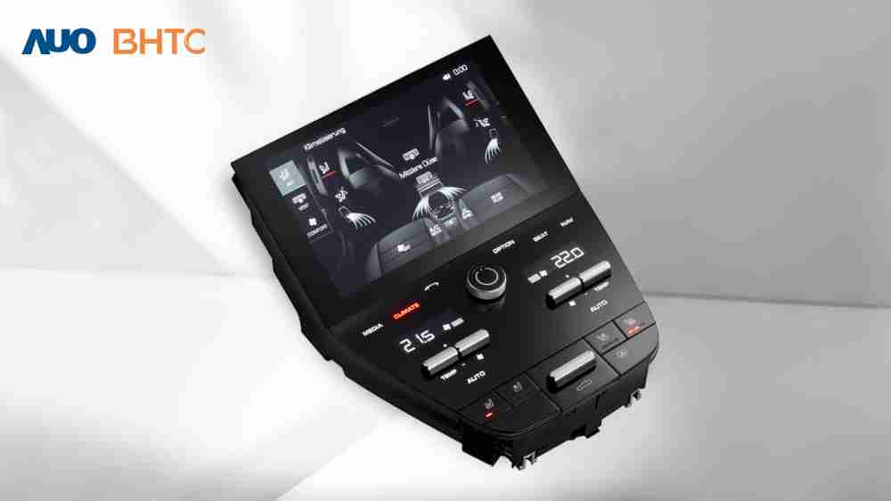 作為友達新生力軍，，BHTC所展示的中央與後座鞍部的Display HMI產品，，，可處理多區恆溫控制、、顯示畫面，，呈現仿真3D車室分區；以力傳感技術精準傳遞觸感，，，並結合音量及震動反饋，，防止意外啟動，，，，提供使用者自然流暢、、直觀且輕鬆駕馭的舒適介面