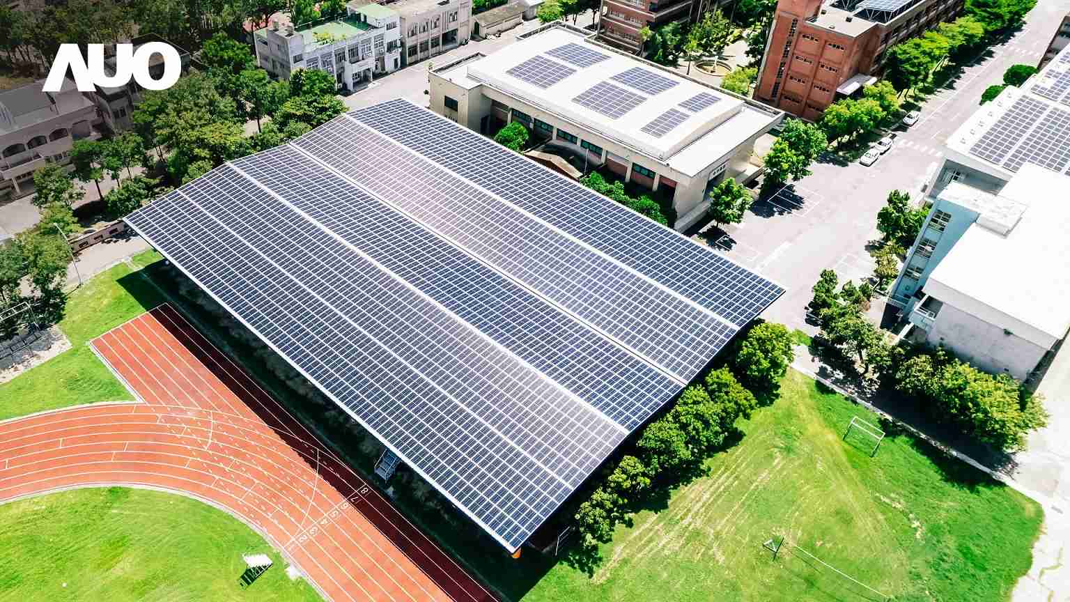 尊龙z6SunSteel光电整合型浪板具备快速安装、、、轻量化优势，，可提升15%发电效能，，通过国际IEC与台湾VPC认证安全、、、防漏、、、、耐候标准